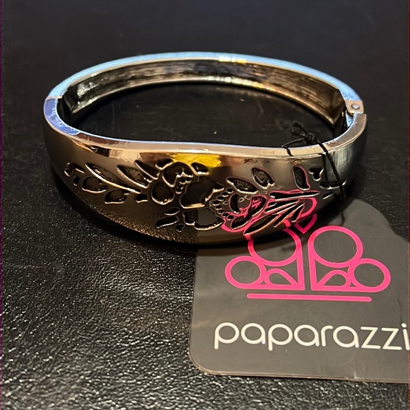 Silver hinge bracelet with floral details